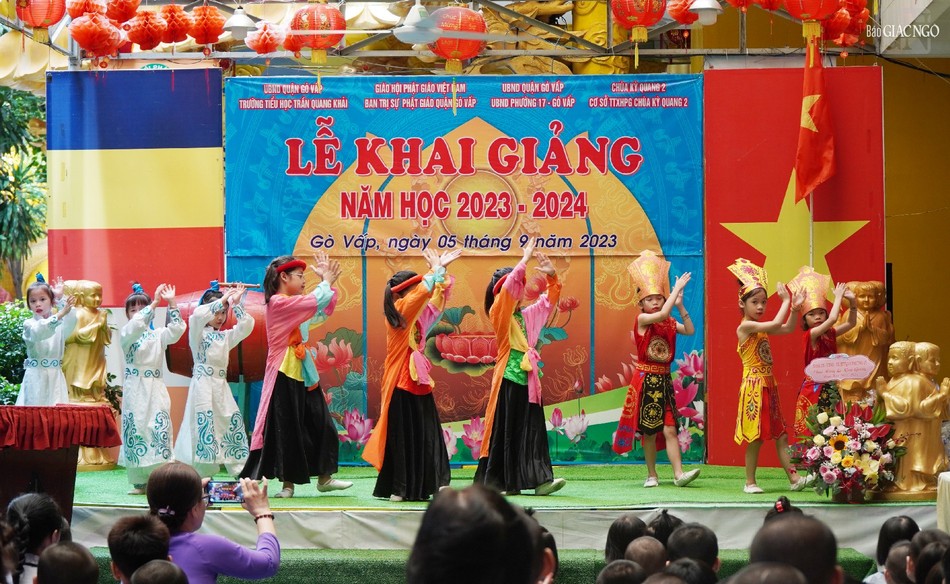 Văn nghệ chào mừng