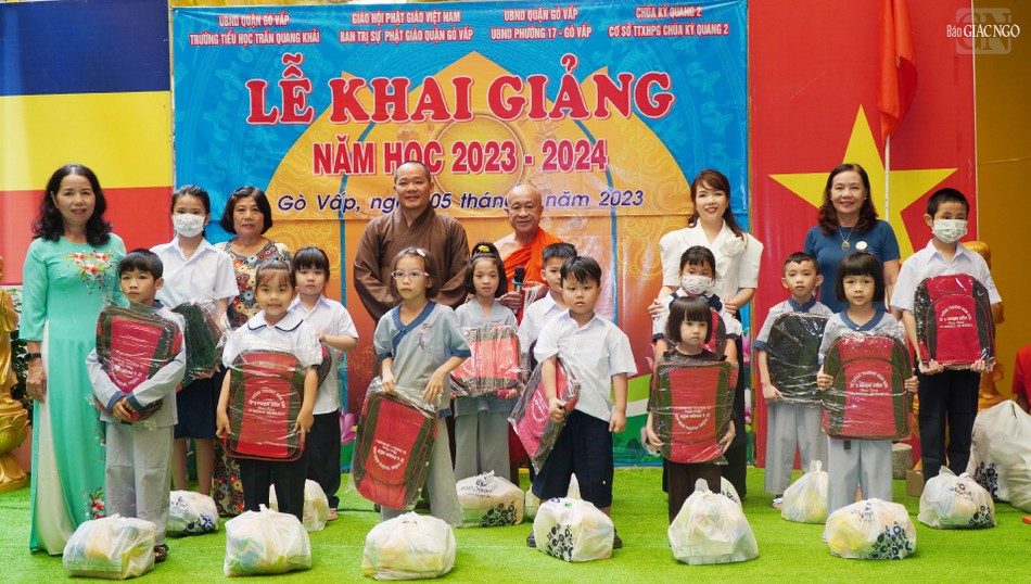 Nhận quà từ chư Tăng chùa Kỳ Quang II và mạnh thường quân trao tặng