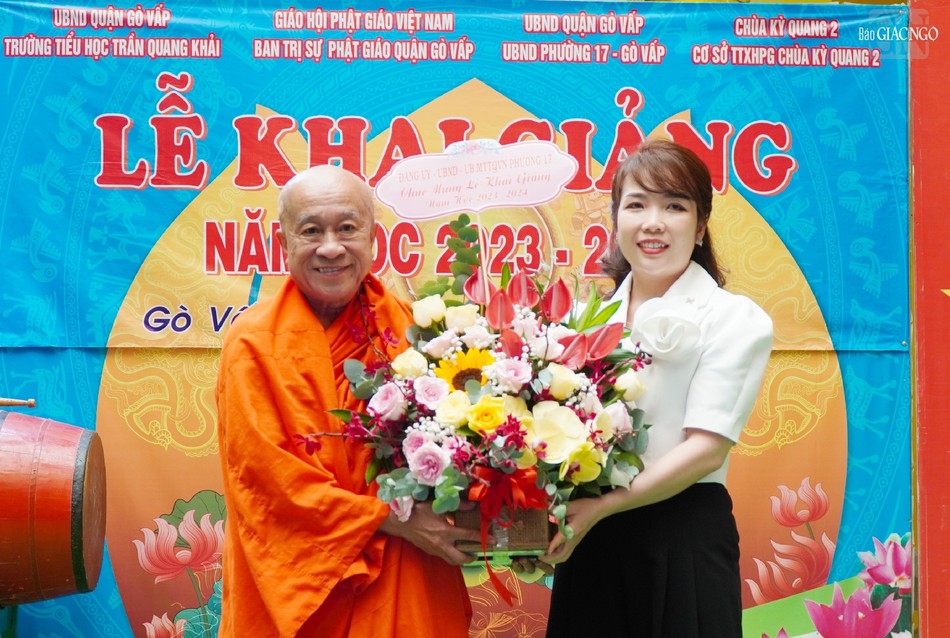 Hòa thượng Thích Thiện Chiếu đón nhận hoa chúc mừng khai giảng năm học 2023-2024 từ bà Trịnh Thị Ngân Hà, Phó Chủ tịch UBND P.17, Q.Gò Vấp