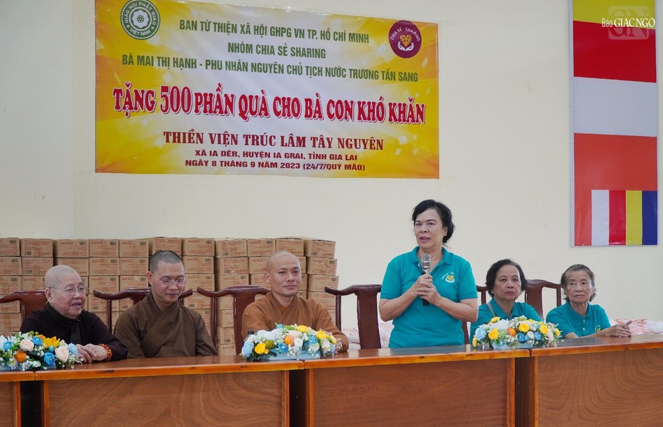 Bà Mai Thị Hạnh phát biểu tại buổi tặng quà Bà Mai Thị Hạnh phát biểu tại buổi tặng quà