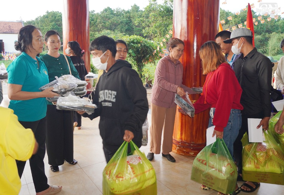 Tặng suất cơm chay cho bà con đến nhận quà Tặng suất cơm chay cho bà con đến nhận quà