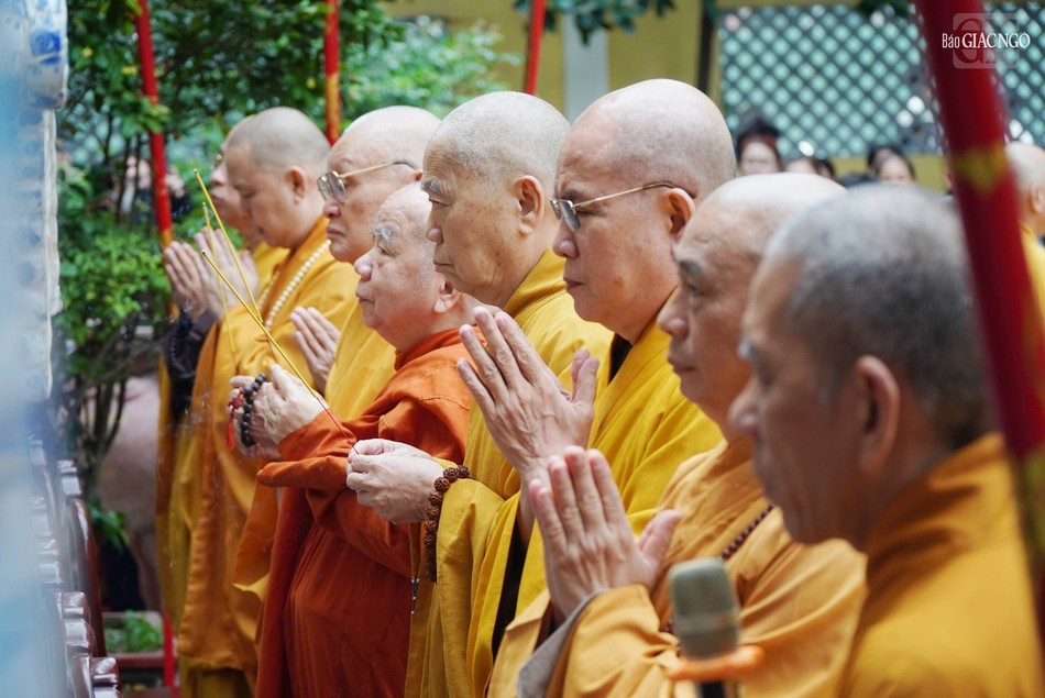 Chư tôn đức giáo phẩm niêm hương, bạch Phật Chư tôn đức giáo phẩm niêm hương, bạch Phật