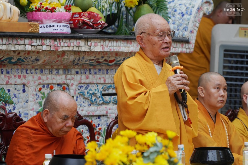 Hòa thượng Thích Giác Thuận ban đạo từ chứng minh Hòa thượng Thích Giác Thuận ban đạo từ chứng minh