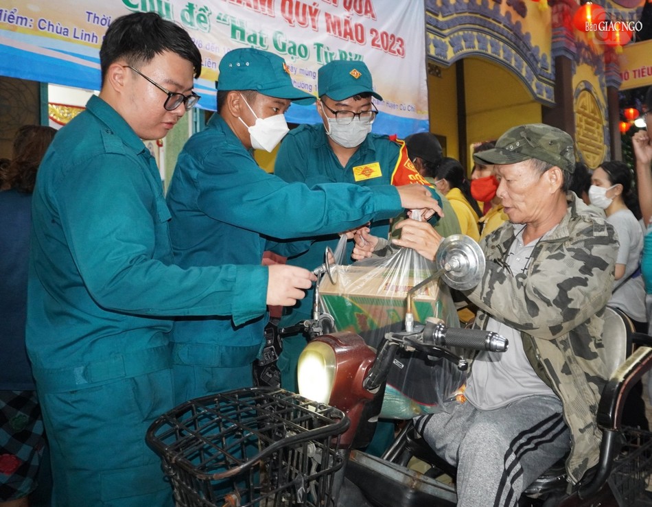 Các phần quà được trao đến người khuyết tật, bán vé số... trên địa bàn Q.Gò Vấp Các phần quà được trao đến người khuyết tật, bán vé số... trên địa bàn Q.Gò Vấp