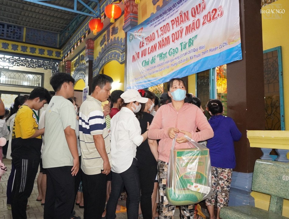 Trước đó, chùa Linh Sơn Hải Hội kết hợp mạnh thường quân trao tặng 900 phần quà tại H.Củ Chi và Q.8 (TP.HCM) Trước đó, chùa Linh Sơn Hải Hội kết hợp mạnh thường quân trao tặng 900 phần quà tại H.Củ Chi và Q.8 (TP.HCM)