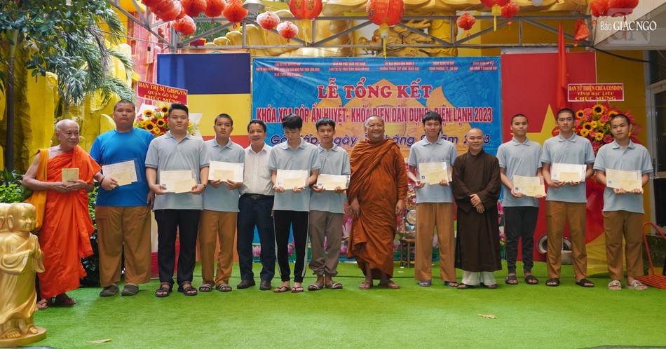 Chư tôn đức và Trường Trung cấp nghề Nhân Đạo Q.3 trao chứng chỉ đào tạo đến học viên Chư tôn đức và Trường Trung cấp nghề Nhân Đạo Q.3 trao chứng chỉ đào tạo đến học viên