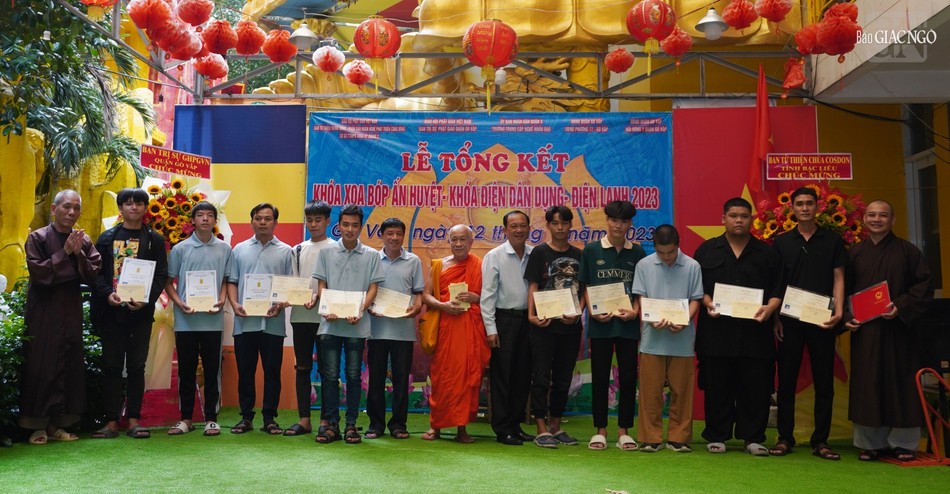 Đại diện Ủy ban MTTQVN Q.Gò Vấp, cùng chư tôn đức trao chứng chỉ đến học viên Đại diện Ủy ban MTTQVN Q.Gò Vấp, cùng chư tôn đức trao chứng chỉ đến học viên