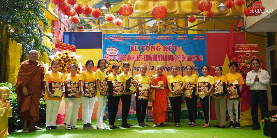 Dịp này chùa Kỳ Quang II cũng tặng quà đến người cao tuổi trong địa bàn phường 17, Q.Gò Vấp Dịp này chùa Kỳ Quang II cũng tặng quà đến người cao tuổi trong địa bàn phường 17, Q.Gò Vấp