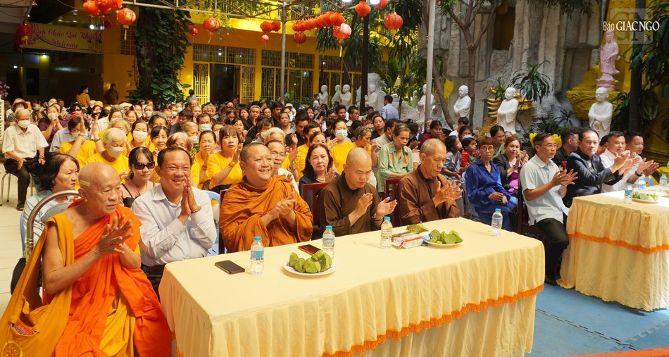 Chư tôn đức Phân ban Huấn nghệ và Phát triển cộng đồng (Ban Từ thiện xã hội T.Ư), Ban Trị sự GHPGVN Q.Gò Vấp, đại diện chính quyền quận, Hội Đông y Q.Gò Vấp, Trường Trung cấp nghề Nhân Đạo Q.3, cùng các học viên Chư tôn đức Phân ban Huấn nghệ và Phát triển cộng đồng (Ban Từ thiện xã hội T.Ư), Ban Trị sự GHPGVN Q.Gò Vấp, đại diện chính quyền quận, Hội Đông y Q.Gò Vấp, Trường Trung cấp nghề Nhân Đạo Q.3, cùng các học viên