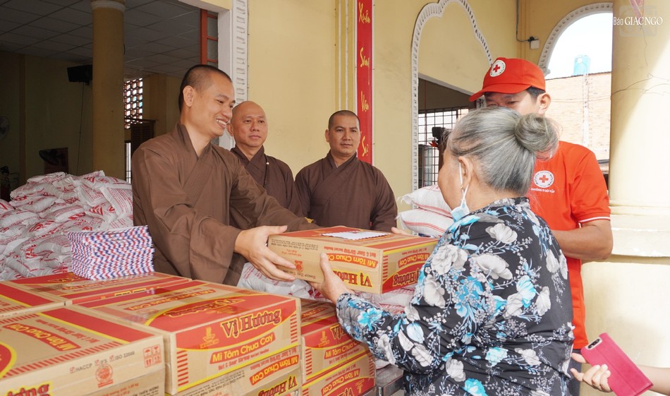Đại đức Thích Thanh An, tri sự chùa Tế Độ trao quà đến bà con vào sáng 13-9 Đại đức Thích Thanh An, tri sự chùa Tế Độ trao quà đến bà con vào sáng 13-9