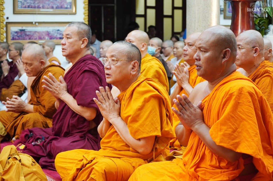 Chư tôn đức trong khóa kinh tưởng niệm