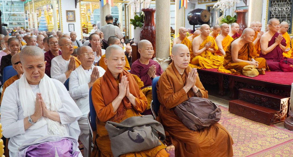 Các tu nữ tham dự buổi lễ tưởng niệm
