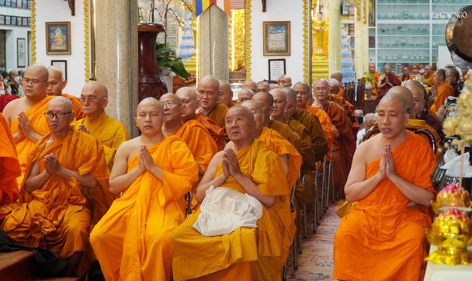 Chư Tăng từ các nơi về chùa Phổ Minh tham dự lễ tưởng niệm Hòa thượng Bửu Chơn