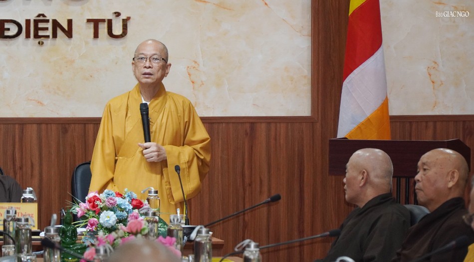 Thượng tọa Thích Huệ Khai, Phó Thường trực Ban Pháp chế T.Ư kiêm Trưởng Phân ban phụ trách về giới luật đóng góp ý kiến