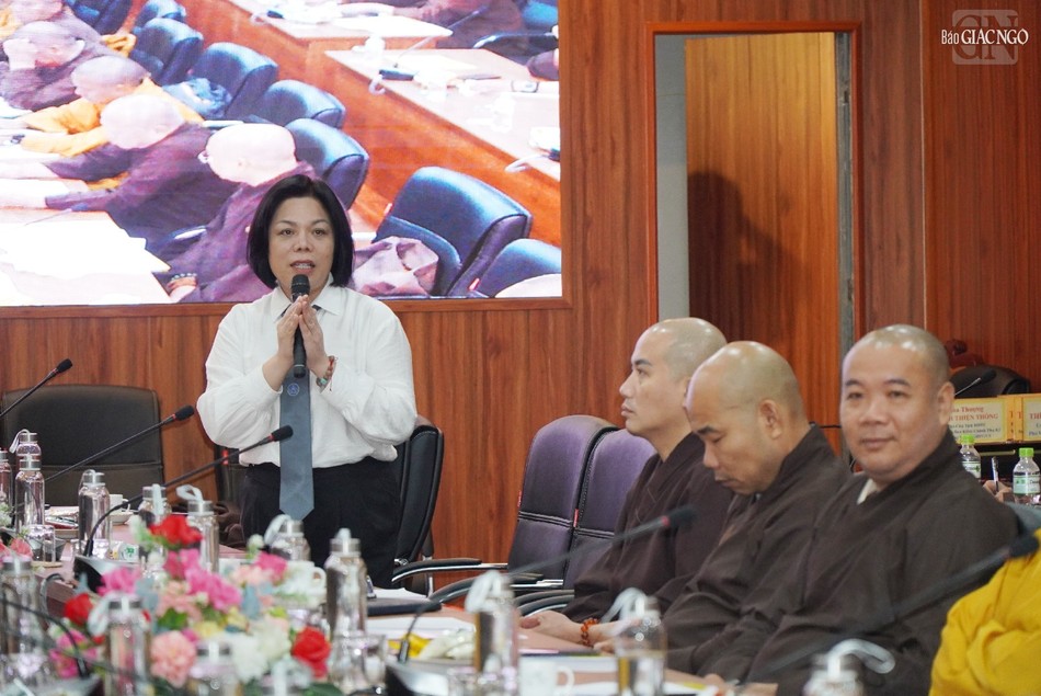 Luật sư Đặng Thị Minh Châu, Ủy viên Thường trực Ban Pháp chế T.Ư đóng góp về nội dung khóa bồi dưỡng