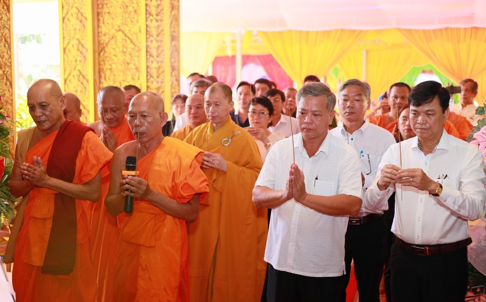 Chư tôn đức và đại diện chính quyền dâng hương tưởng niệm Chư tôn đức và đại diện chính quyền dâng hương tưởng niệm