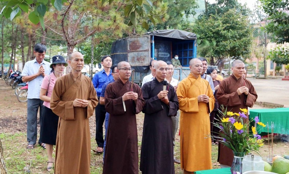 Chư tôn đức thực hiện nghi thức động thổ Chư tôn đức thực hiện nghi thức động thổ