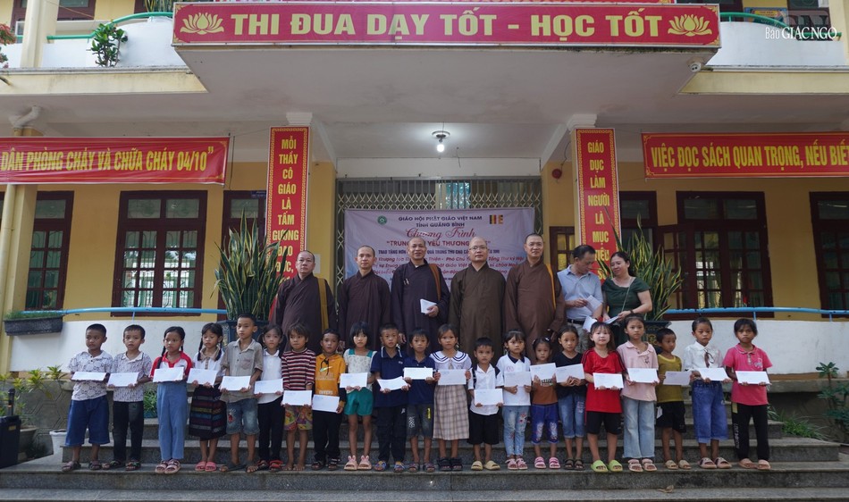 50 suất học bổng, trị giá 500 ngàn đồng/suất được trao đến các em tại Trường Phổ thông dân tộc bán trú tiểu học và THCS Ngân Thủy, H.Lệ Thủy, Quảng Bình 50 suất học bổng, trị giá 500 ngàn đồng/suất được trao đến các em tại Trường Phổ thông dân tộc bán trú tiểu học và THCS Ngân Thủy, H.Lệ Thủy, Quảng Bình