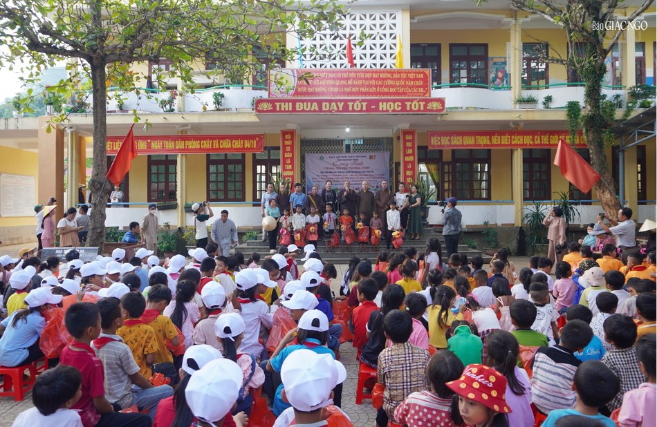 Đoàn tặng quà tại trường Phổ thông dân tộc bán trú tiểu học và THCS Ngân Thủy, H.Lệ Thủy Đoàn tặng quà tại trường Phổ thông dân tộc bán trú tiểu học và THCS Ngân Thủy, H.Lệ Thủy