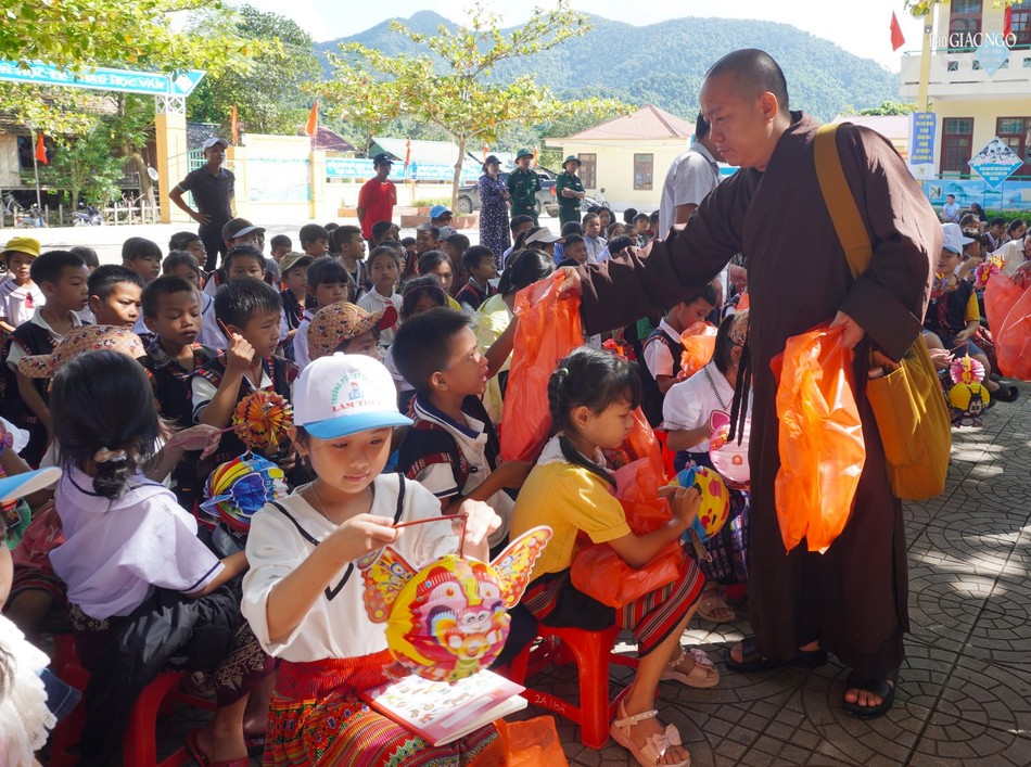 Chư tôn đức trao quà trung thu đến các em