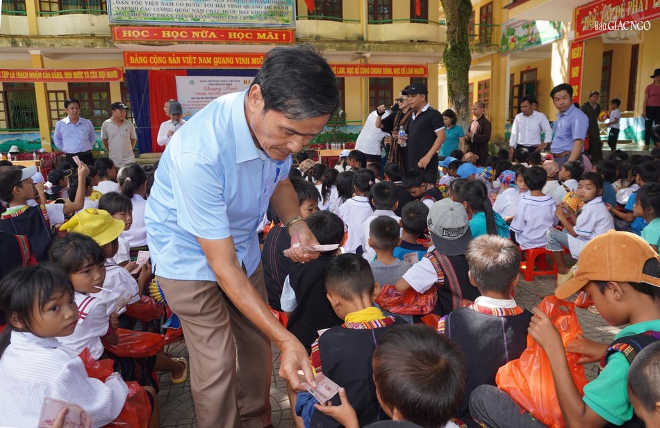 Ông Phan Văn Việt, Phó Chủ tịch Ủy ban MTTQVN H.Lệ Thủy, tỉnh Quảng Bình trao quà đến các em