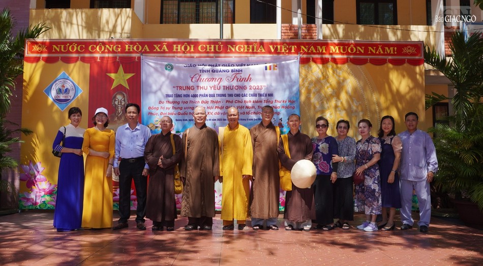 Lưu niệm với thầy cô giáo tại Trường Trung học Cơ sở Lộc Thủy