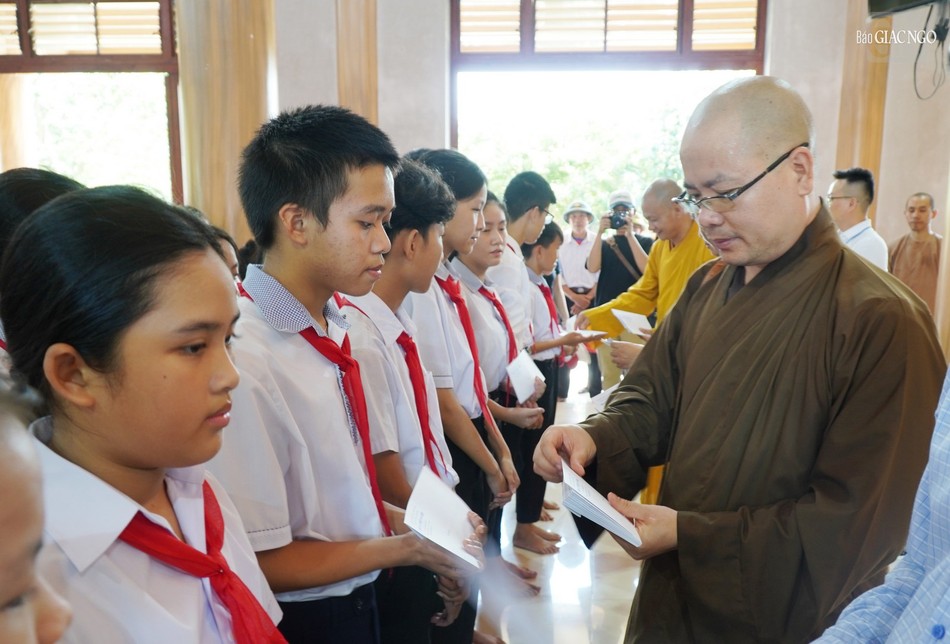 Tặng các suất học bổng đến các em Trường Trung học Mỹ Thủy