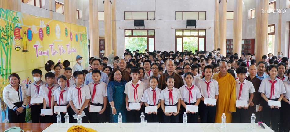 Các suất học bổng được chư tôn đức trao tặng đến các em học sinh X.Mỹ Thủy, H.Lệ Thủy