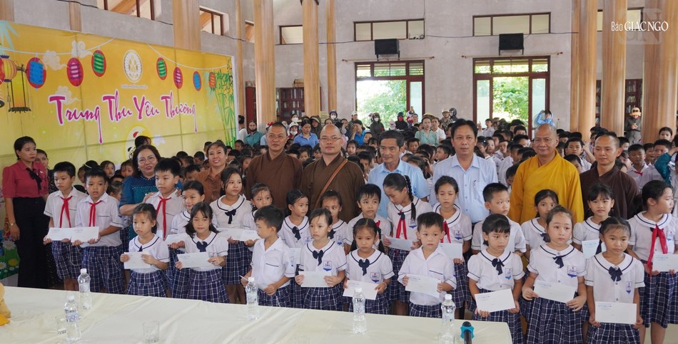 25 suất học bổng trao tặng đến các em Trường Tiểu học Mỹ Thủy