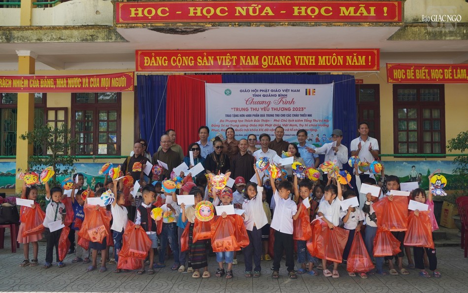 Đoàn trao tặng 50 suất học bổng tại Trường Phổ thông Dân tộc bán trú Tiểu học và Trung học cơ sở Lâm Thủy