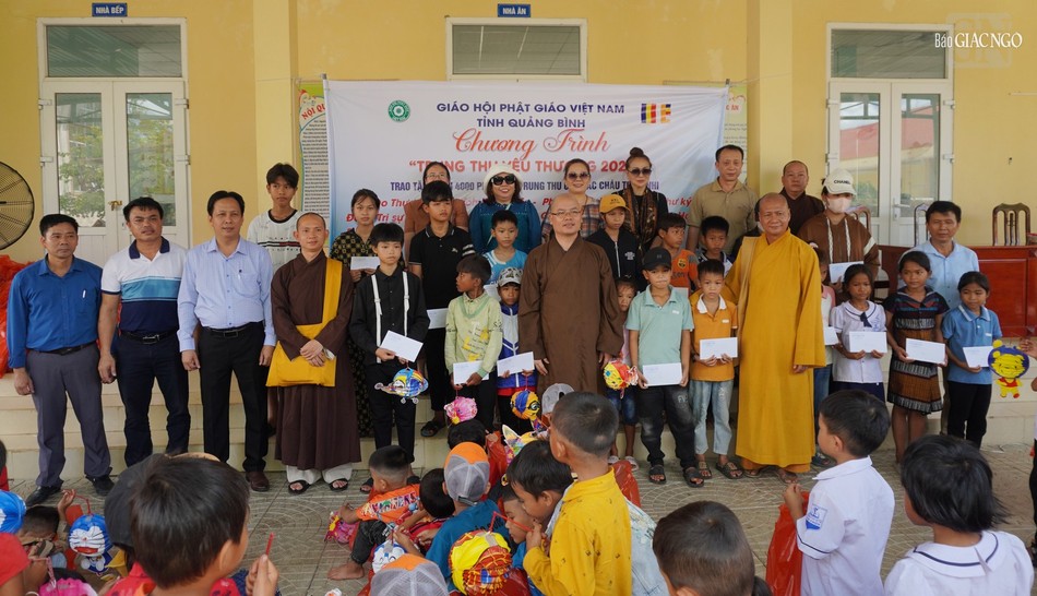 Đoàn trao các suất học bổng và quà đến các em trường Tiểu học Kim Thủy