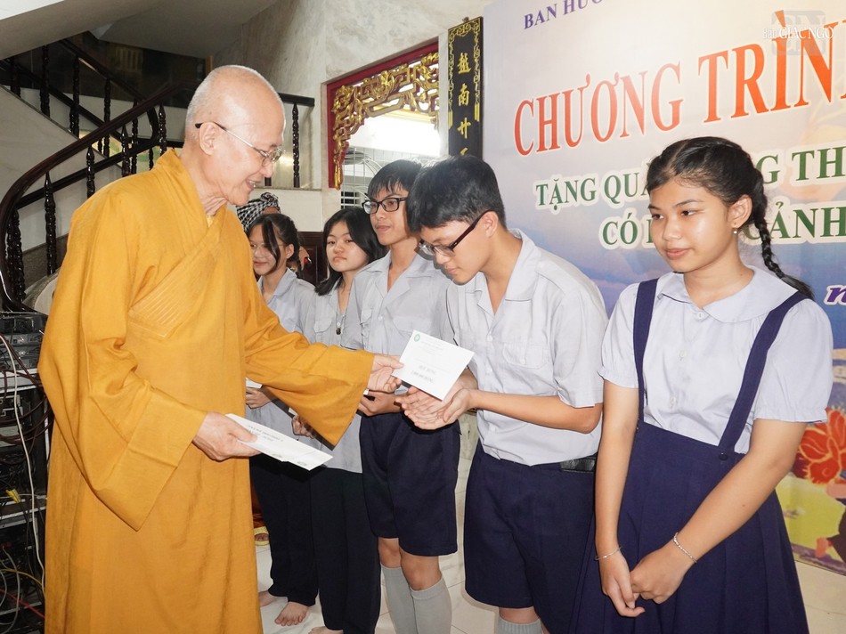 Hòa thượng Thích Chơn Không trao học bổng đến các em