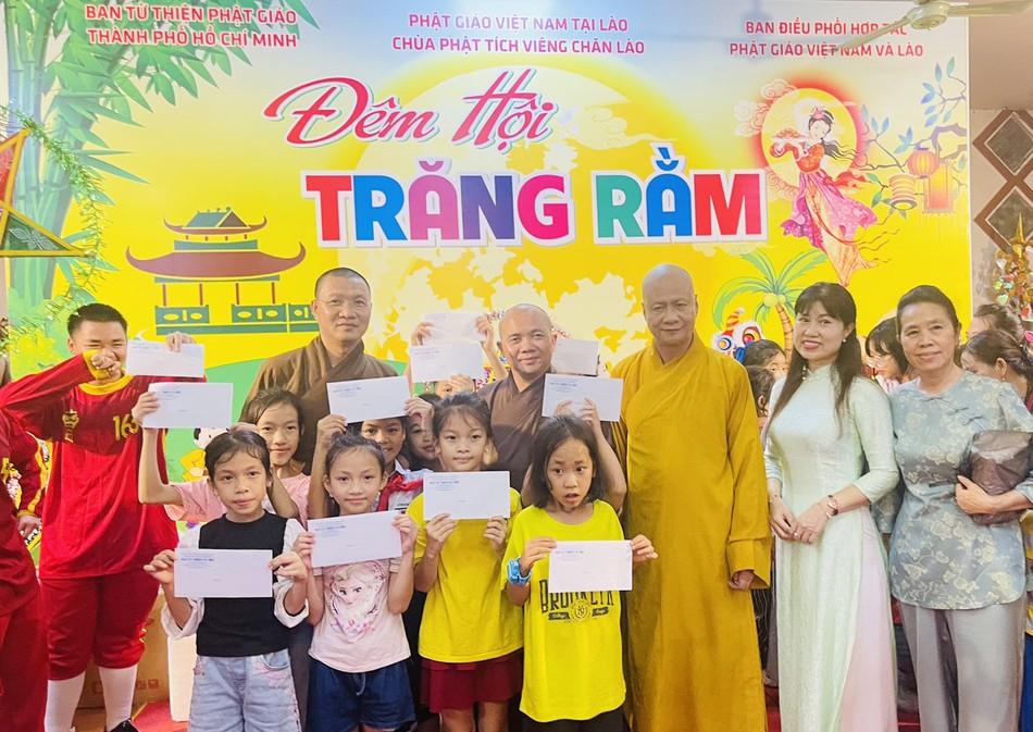 Chư tôn đức trao suất học bổng đến các em tại chùa Phật Tích