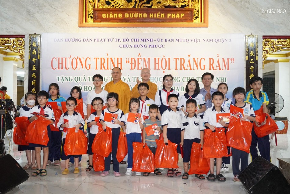 Hòa thượng Thích Chơn Không, Thượng tọa Thích Thiện Chơn - Phó Thường trực Ban Hướng dẫn Phật tử TP.HCM, ông Huỳnh Gia Giang trao quà trung thu đến các em trên địa bàn Q.3