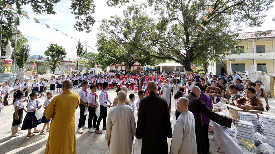 200 phần quà trung thu được tặng đến cho các em Việt kiều tại chùa Bồ Đề