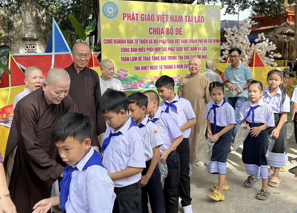 Ni sư Thích nữ Huệ Tuyến trao quà trung thu đến các em