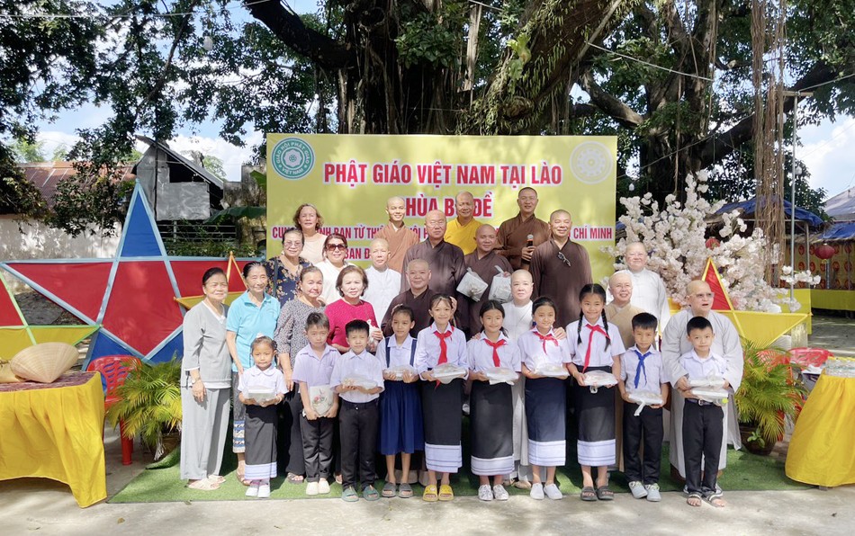 Trao học bổng đến các em tại chùa Bồ Đề