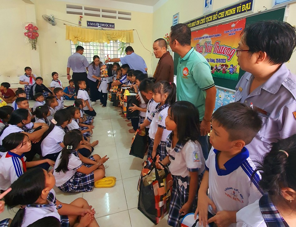 Tặng quà đến cho các em