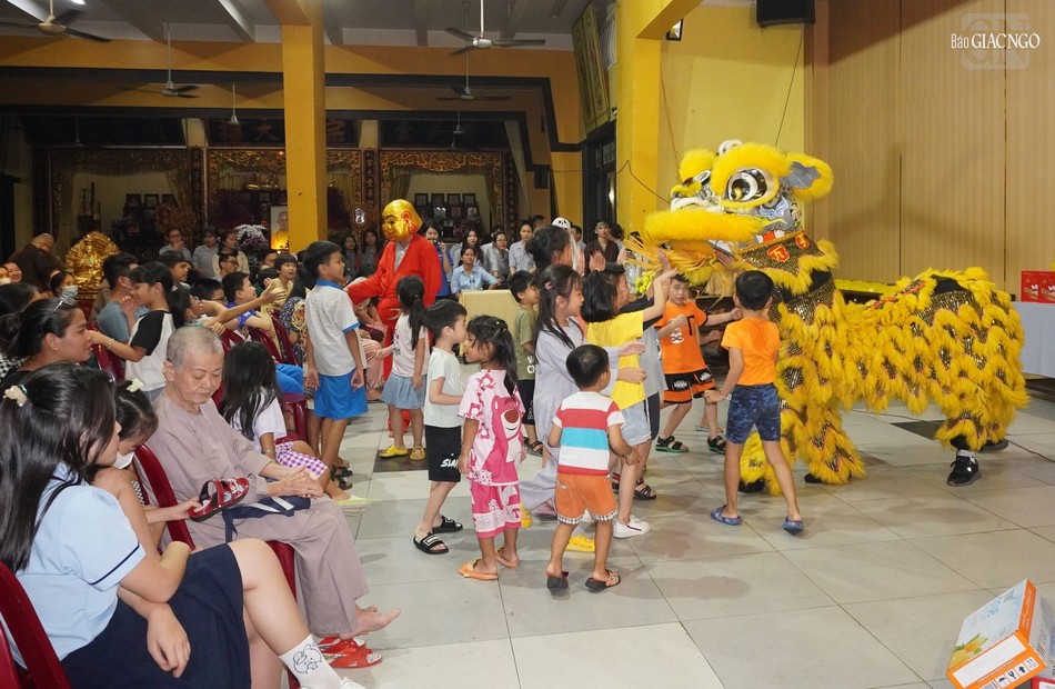 Hào hứng với chương trình múa lân