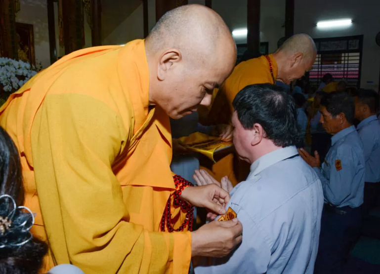 Cài huy hiệu cấp Tấn đến các huynh trưởng