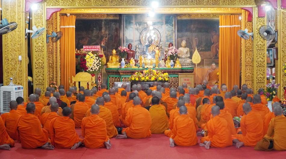 Quang cảnh buổi lễ tại chánh điện chùa Candaransi