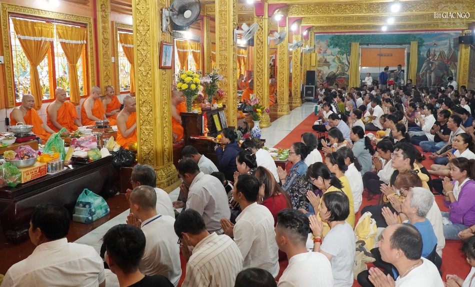 Khóa lễ cúng dường trai Tăng hồi hướng phước lành đến cha mẹ hiện tiền, cửu huyền thất tổ trong lễ Senne Đôn-ta tại chùa Candaransi