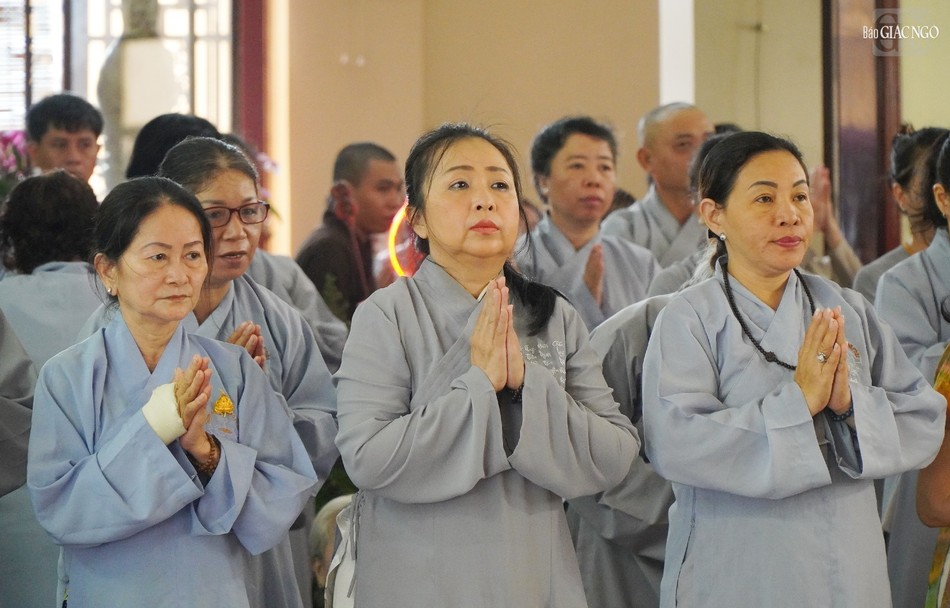 Phật tử trở về chùa thành kính tưởng niệm ân sư