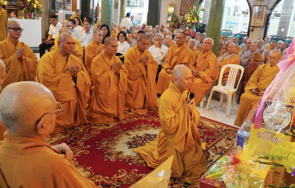 Thượng tọa Thích Tắc Bạch cảm tạ Thượng tọa Thích Tắc Bạch cảm tạ