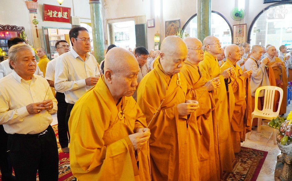 Chư tôn giáo phẩm, cùng đại diện chính quyền niêm hương tưởng niệm Chư tôn giáo phẩm, cùng đại diện chính quyền niêm hương tưởng niệm