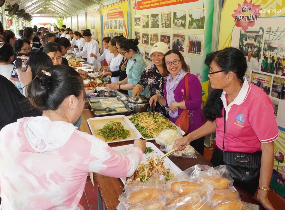 Mỗi tấm vé tham gia ngày hội ẩm thực chay, người tham gia đã ủng hộ 100.000 đồng vào quỹ “Vì người nghèo” của huyện Củ Chi Mỗi tấm vé tham gia ngày hội ẩm thực chay, người tham gia đã ủng hộ 100.000 đồng vào quỹ “Vì người nghèo” của huyện Củ Chi
