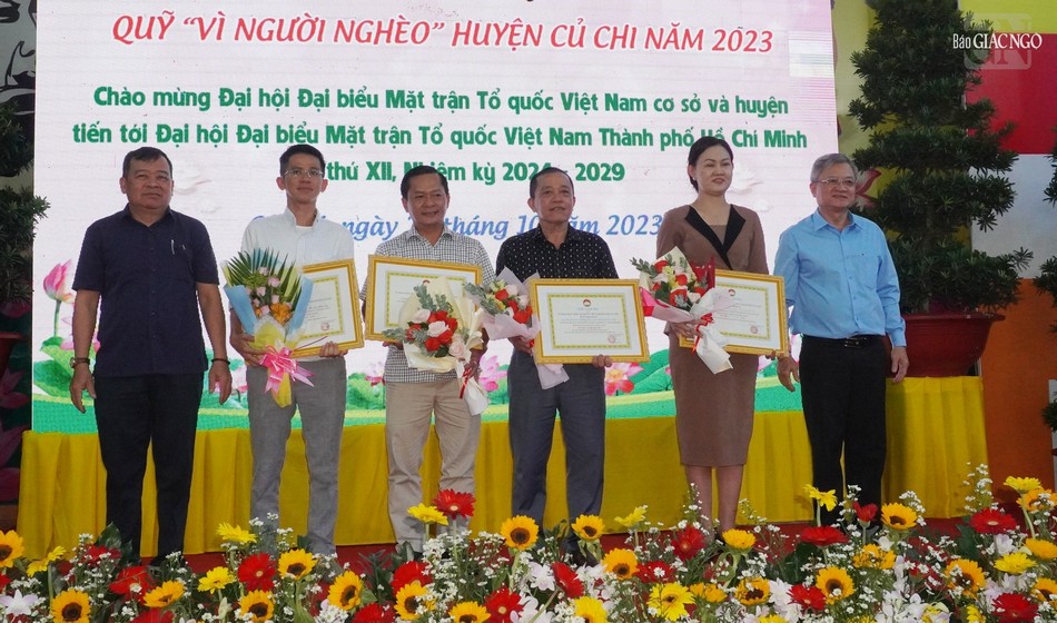 Ông Lê Thanh Phong, Phó Bí Thư Thường trực Huyện ủy H.Củ Chi và ông Dương Văn Duyên, Ủy viên Ban Thường vụ Huyện ủy, Trưởng ban Dân vận Huyện ủy trao thư cảm đến doanh nghiệp Ông Lê Thanh Phong, Phó Bí Thư Thường trực Huyện ủy H.Củ Chi và ông Dương Văn Duyên, Ủy viên Ban Thường vụ Huyện ủy, Trưởng ban Dân vận Huyện ủy trao thư cảm đến doanh nghiệp