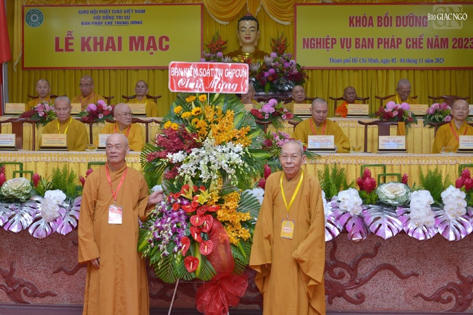 Hòa thượng Thích Thiện Đức trao tặng lẵng hoa chúc mừng của Ban Kiểm soát T.Ư Hòa thượng Thích Thiện Đức trao tặng lẵng hoa chúc mừng của Ban Kiểm soát T.Ư