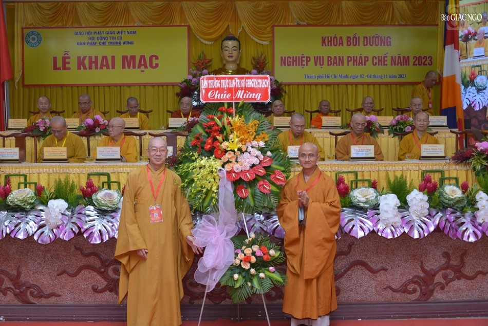 Thượng tọa Thích Thiện Quý, Phó Trưởng ban Trị sự GHPGVN TP.HCM trao lẵng hoa chúc mừng đến Ban Pháp chế T.Ư Thượng tọa Thích Thiện Quý, Phó Trưởng ban Trị sự GHPGVN TP.HCM trao lẵng hoa chúc mừng đến Ban Pháp chế T.Ư