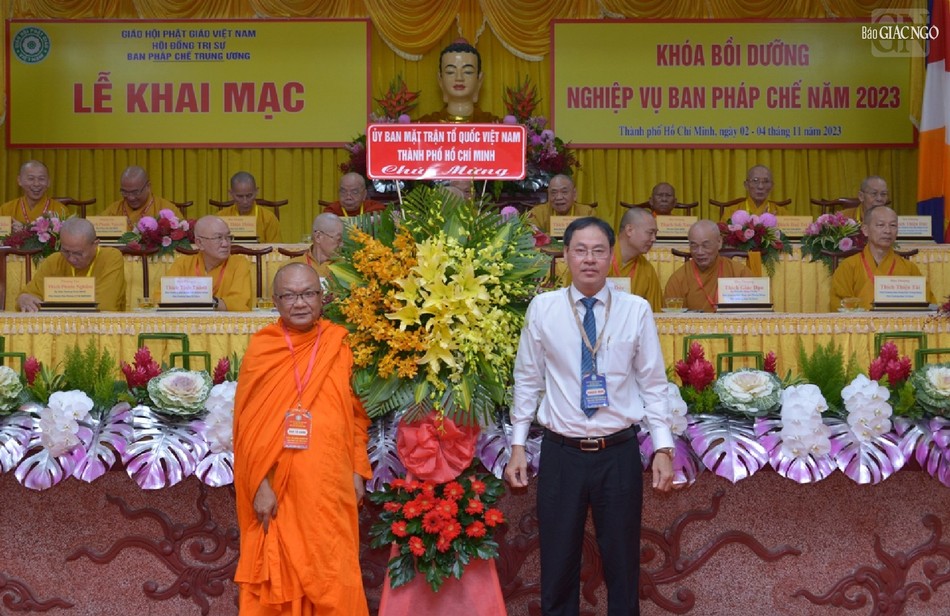 Ông Nguyễn Thành Trung, Phó Chủ tịch Thường trực UBMTTQVN TP.HCM trao hoa chúc mừng Ông Nguyễn Thành Trung, Phó Chủ tịch Thường trực UBMTTQVN TP.HCM trao hoa chúc mừng